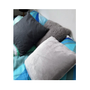 Fijne comfortabele kamer met balkon, kussens