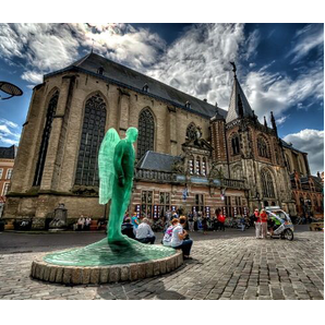 Sint- Michaelskerk met de michaelengel op de grote kerkplein Zwolle